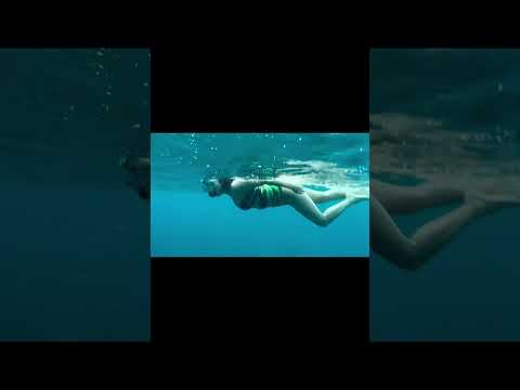 sunnyleone swimming at beach| sunnyleone hot bikini video| sunny leone swimming under water