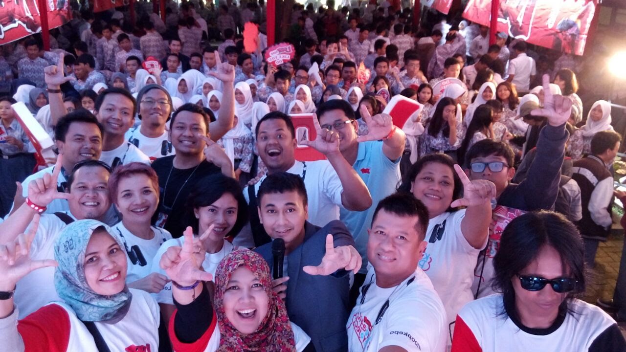 Raditya Dika @ SMKN 14 Bandung - Loop KePo Roadshow 2016 - YouTube