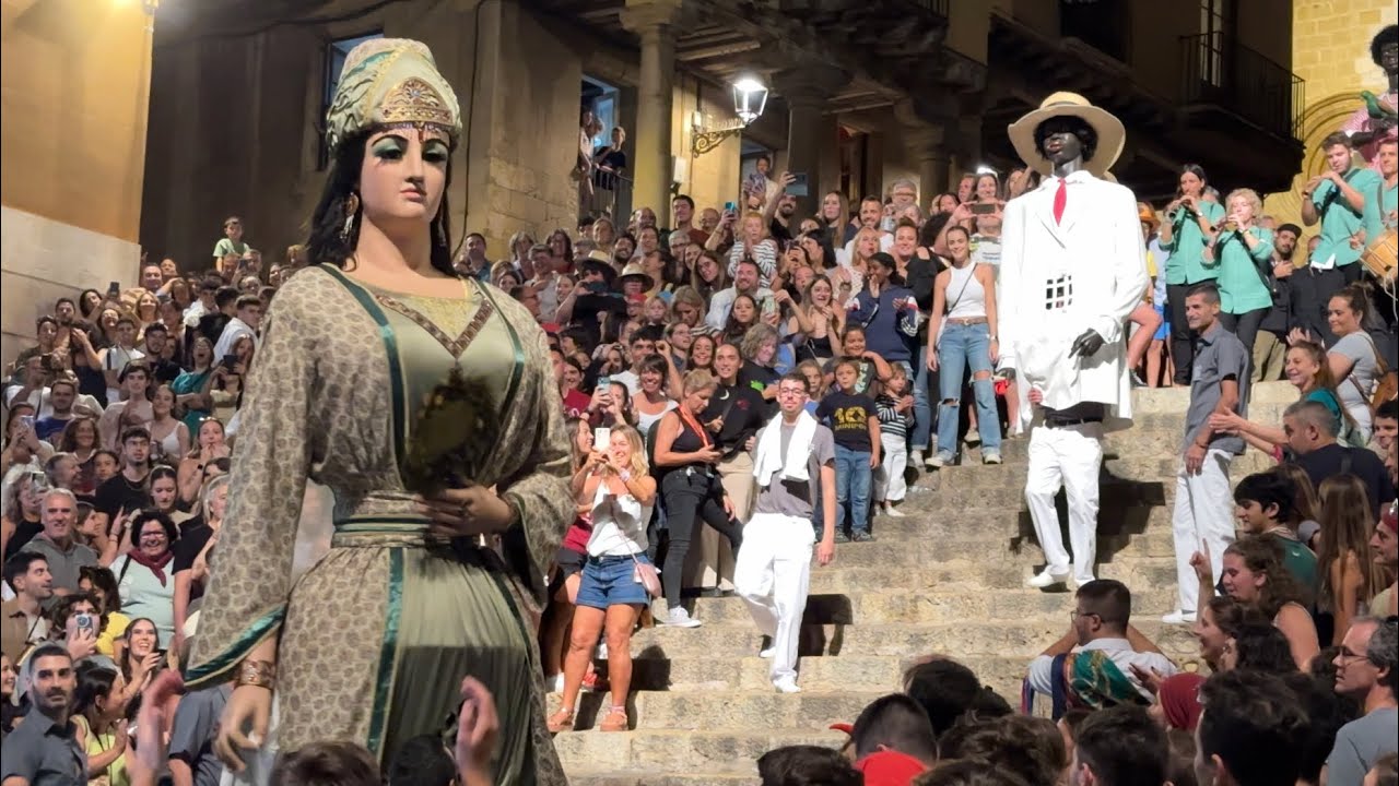 Tornada festiva de professó dels Gegants de Tarragona a les escales 2023.