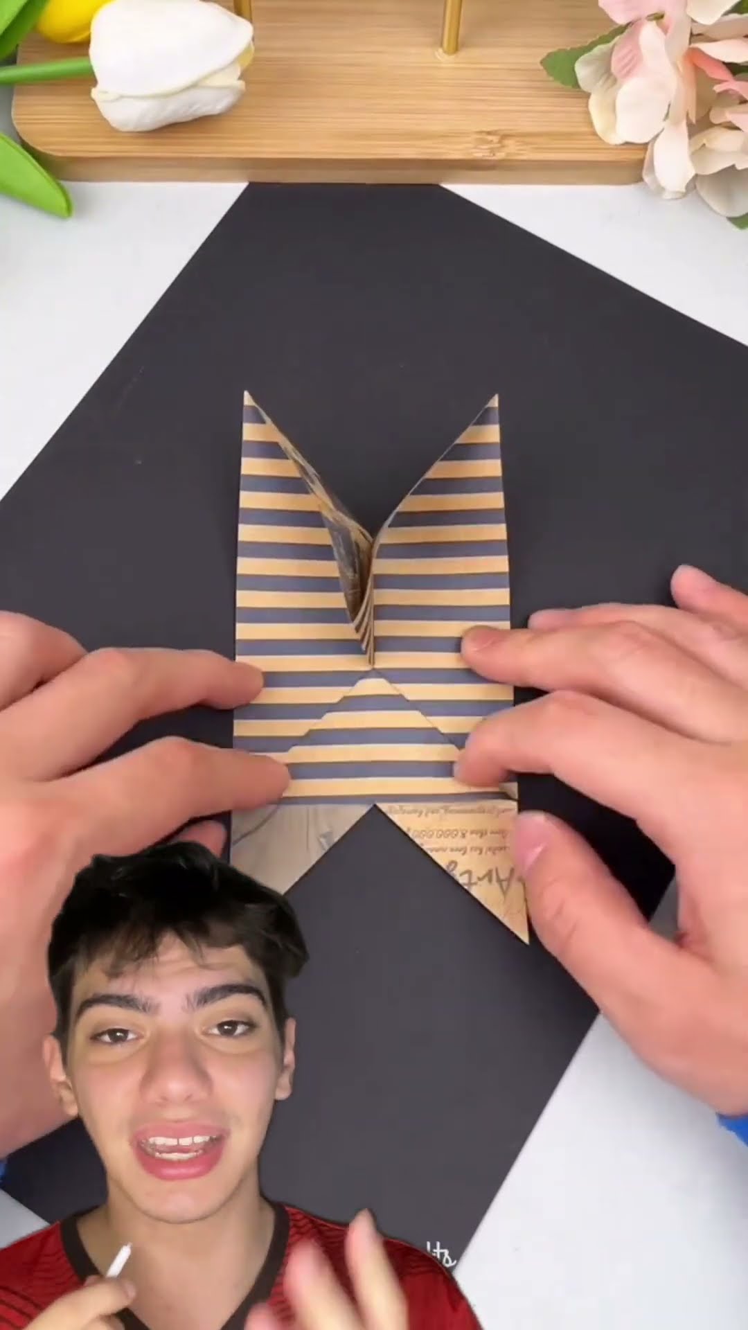 Aprenda a fazer um barquinho de papel! Fácil, rápido e c nostalgia! #dobradura #artesanato