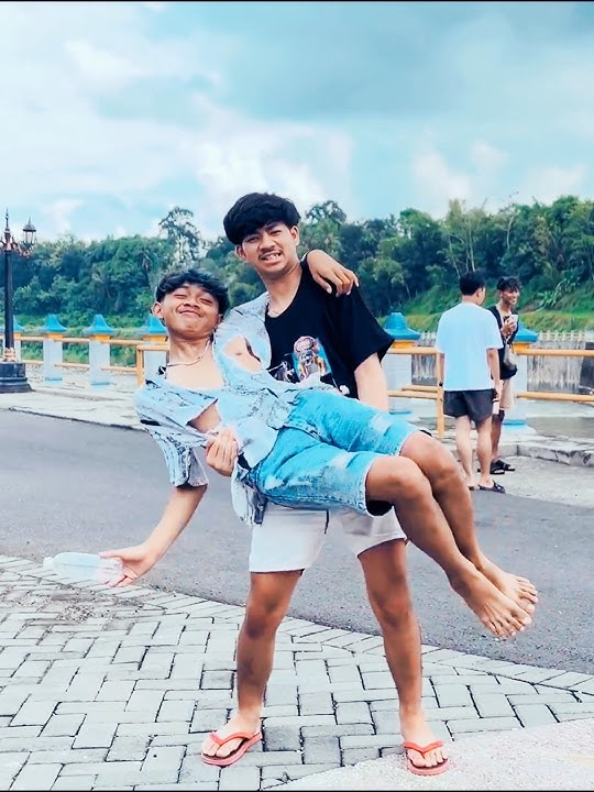 Nah jatuh kan! 🤣📸 Luki Reza SROTOPtv GWSM foto bareng Riko Y2K Crew 😆📷 Ending-nya? Ngakak pol! 😂🔥