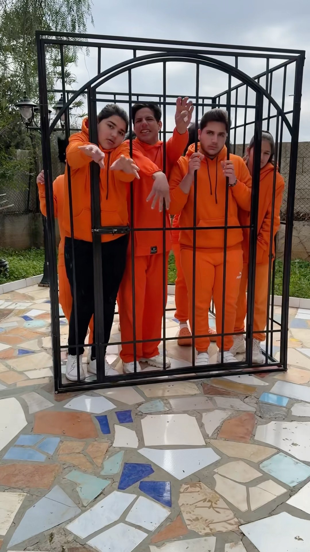 جوزي حبس كل العيلة بالسجن:?
