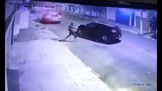 Momento en que delincuentes roban un vehículo en la zona 11 capitalina.