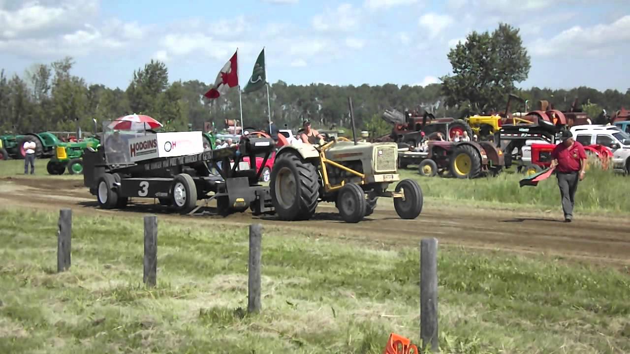 Cockshutt 570 tractor at a vintage tractorpull. YouTube