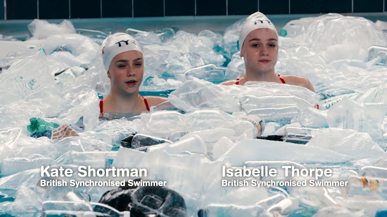 Video till Kolla in när konstsimmerskor simmar i plast