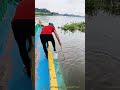 投げる刃、水に沈む瞬間：魚を仕留める“古のリズム”