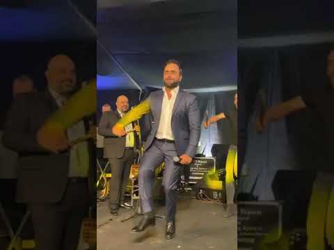 النجم نادر الاتات يتفاعل بشكل كبير بدبكة على المسرح مع محبيه في طرطوس سوريا حقائق المشاهير