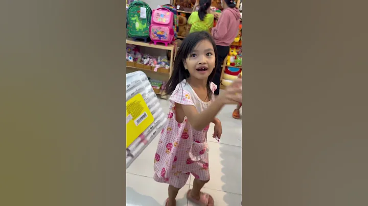 Em đi mua bút màu! #phuongthao