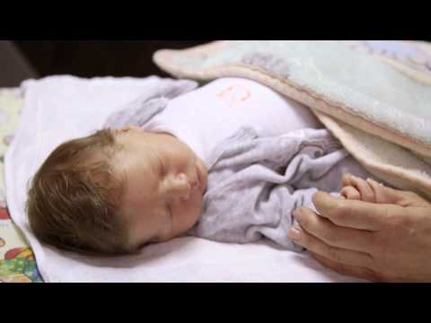 Videó: Aludhatnak a babák báránygyapjún?