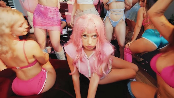 Орыс апалы-сіңлілер әкесі мен анасының жыныстық қатынасқа түсуін көріп отыр Үстел үстінде оның мүшесін ұстау