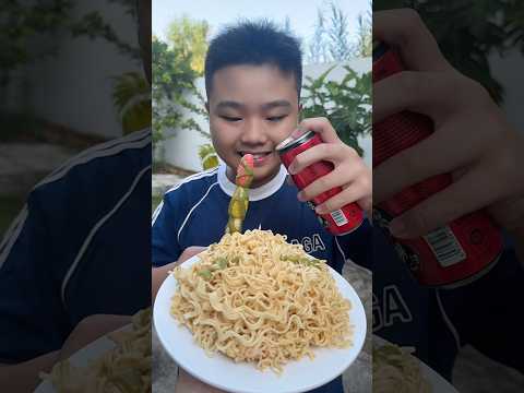 Thử thách ăn mì cay,kẹo bắp sitting dâu sự kết hợp hoàn hảo #shortvideo #food