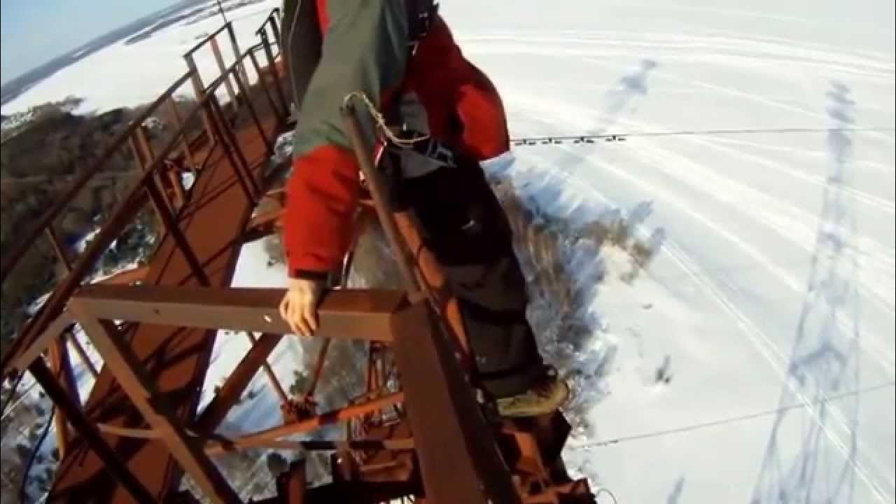 Парень прыгает с крыши. Девушка прыгает с крыши. Парашютисты в воздухе. Летать в облаках. Девушка в прыжке.