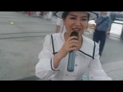 中環碼頭小紅靓女歌唱《聽心》2O2O年IO月2日