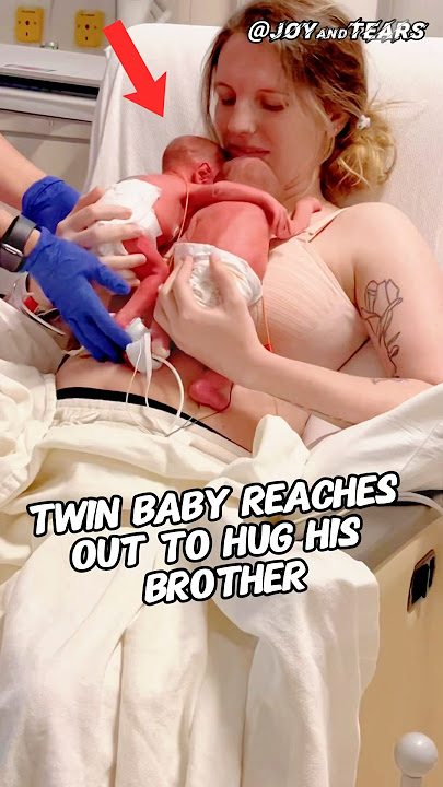 Twin babies brother love ， loving hug❤️#shorts