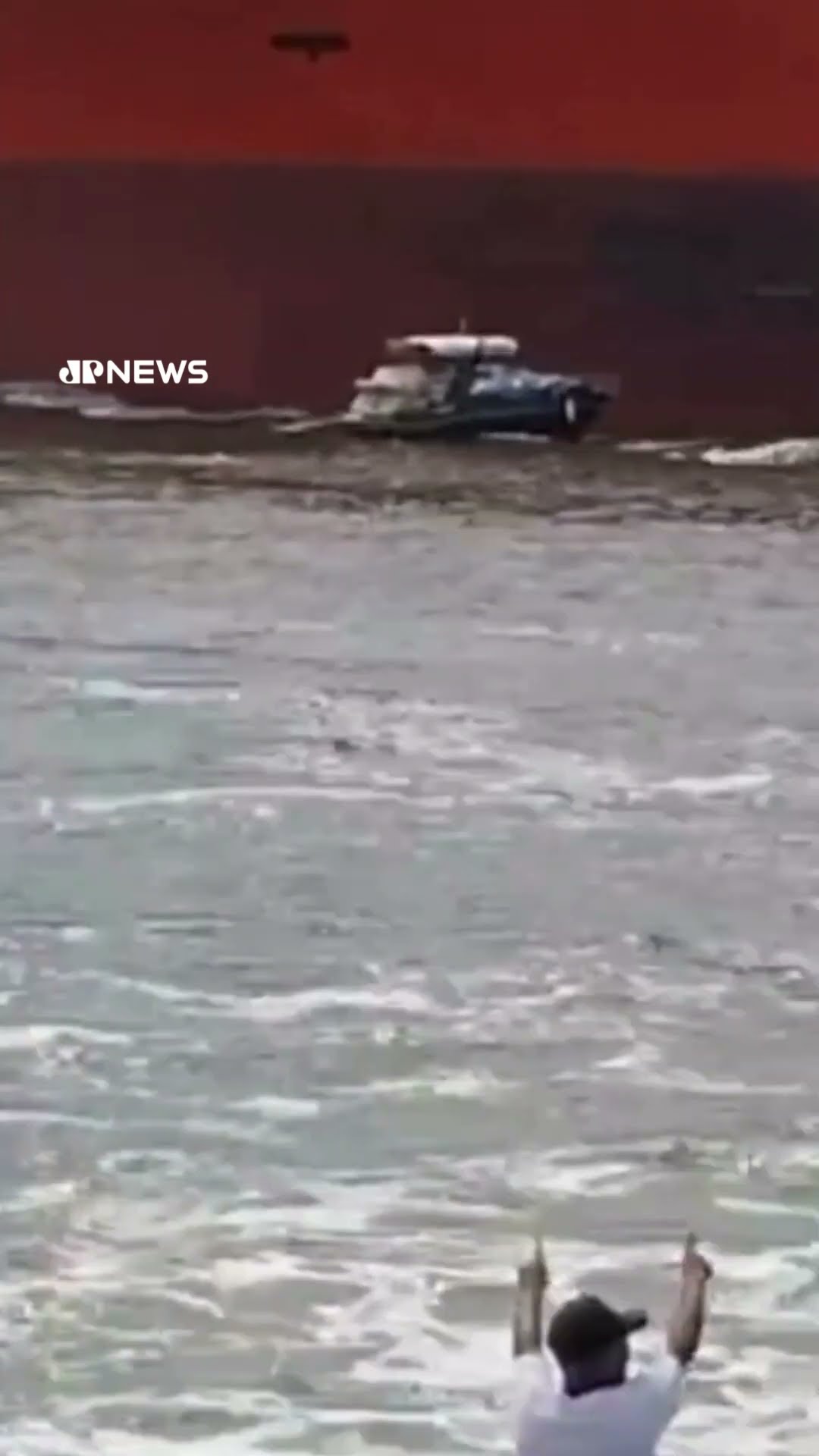 Para evitar colisão com navio, tripulantes abandonam lancha no litoral de SP #Shorts