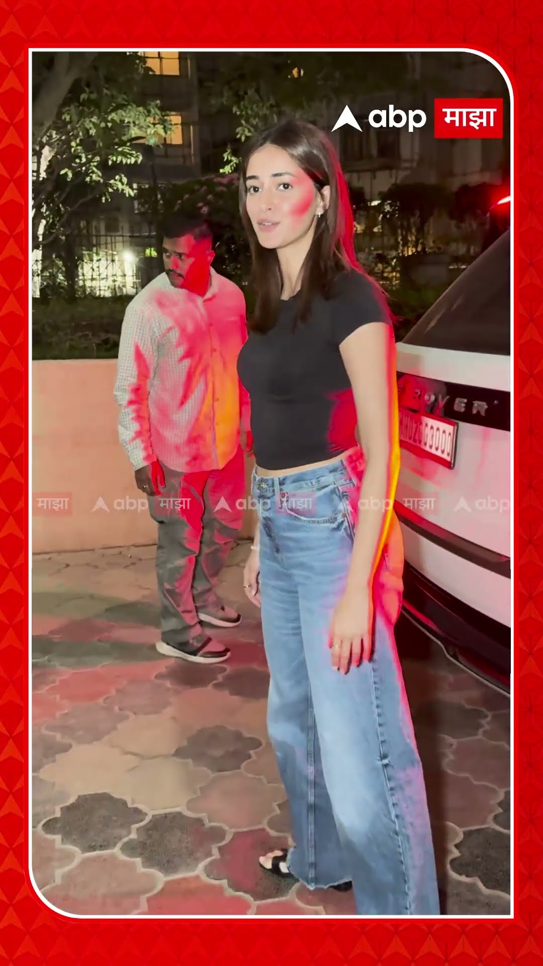 Ananya Panday : ब्लॅक टी-शर्ट, ब्लू जीन्स, अनन्या पांडेंचा कॅज्युल लूक