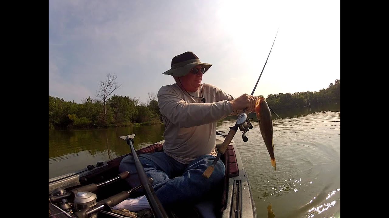 Largemouth Bass pulls kayak around in 360 degrees!!