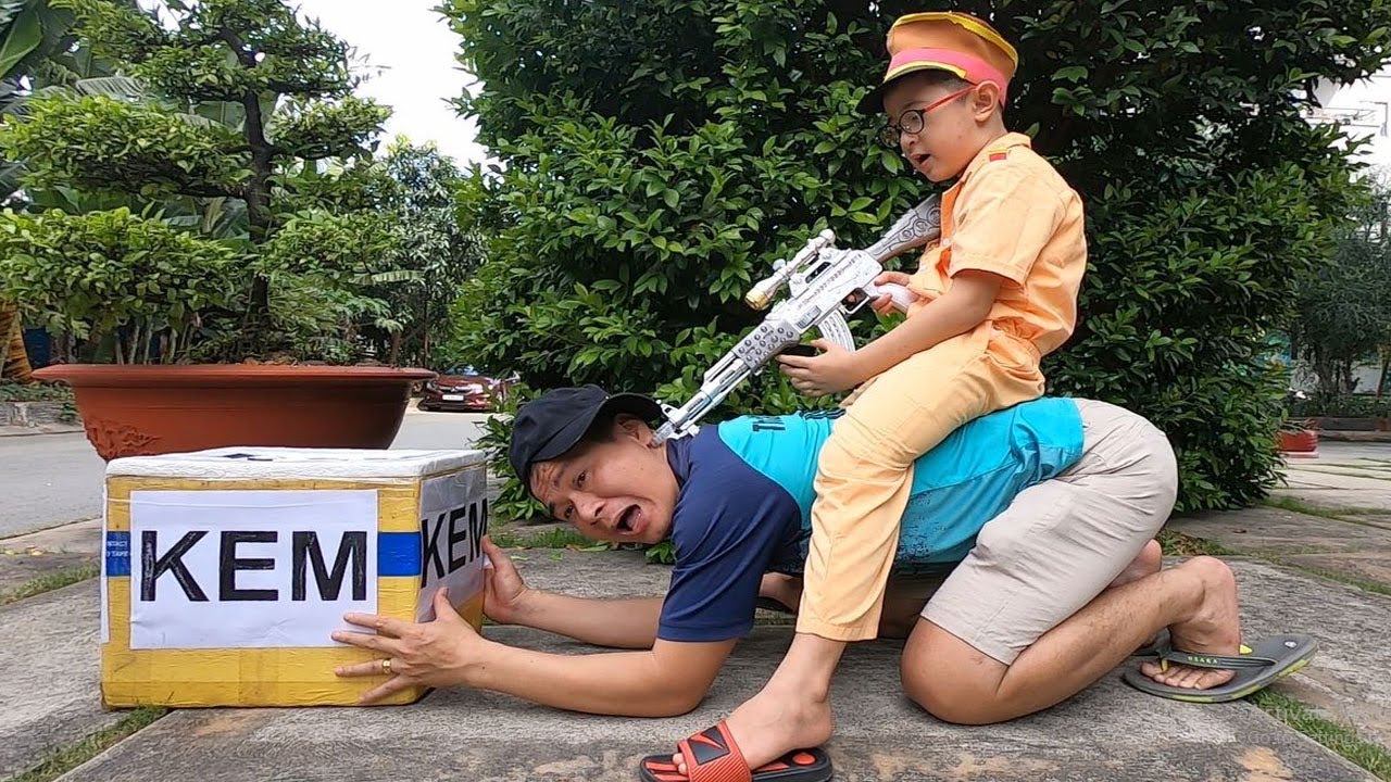 Anh Cảnh Sát Tốt Bụng Giúp Cậu Bé Nghèo Lấy Lại Thùng Kem! Thầy Thái Vlog