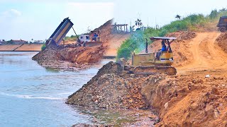 Caterpillar KOMATSU Bulldozer old version operator is very good at working to push ground smoothly