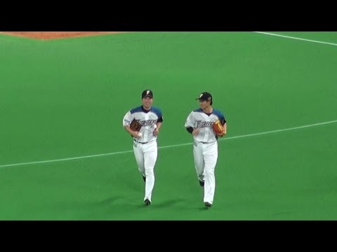 160426 歩調を合わせて守備位置に向かう西川遥輝と松本剛