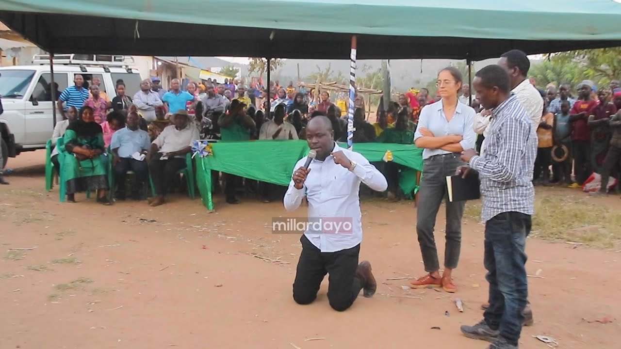 VIDEO: WAZIRI AWESO APIGIA GOTI WANANCHI KUWAOMBA MSAMAHA KWA KUKOSA MAJI MKOANI KIGOMA