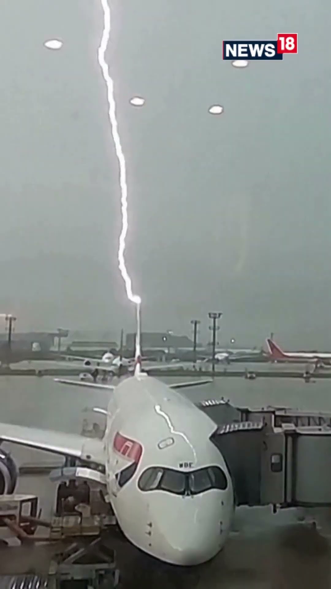 Lightning Strikes A British Airways Plane During A Storm At São Paulo Airport | N18S #shorts