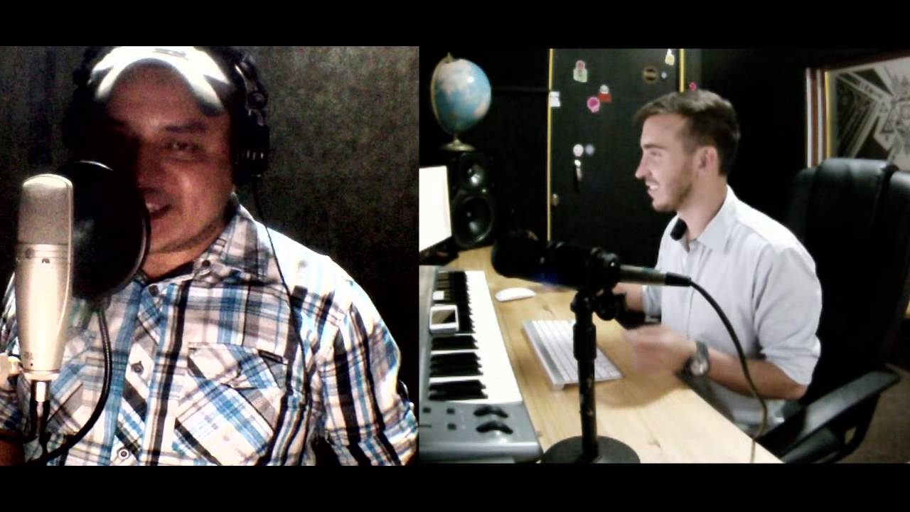 El locutor grabando con actitud, Toztecas.