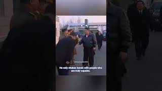 Download Lagu Hij schudt alleen handen van mensen die echt capabel zijn.😉 #kimjongun #noordkorea #shorts MP3