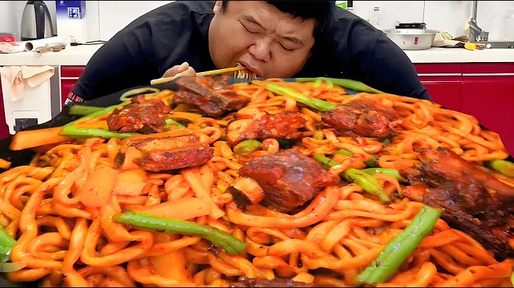 Northeastern pork ribs stewed noodles in a large iron pot, monkey brother with garlic to eat in the