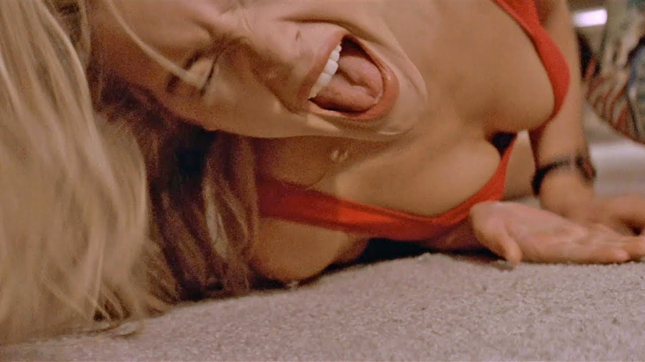 گانگسترها اذیتش میکنن، غافل از اینکه پدرش خطرناک ترین مرد دنیاست