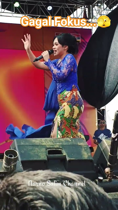 Lost Focus When the Female Singer Greets the Audience #shortvideo #viralvideo #viralvideos