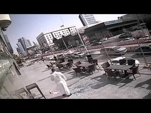 Saudi Arabia: World's luckiest man narrowly avoids death by falling sheet of glass