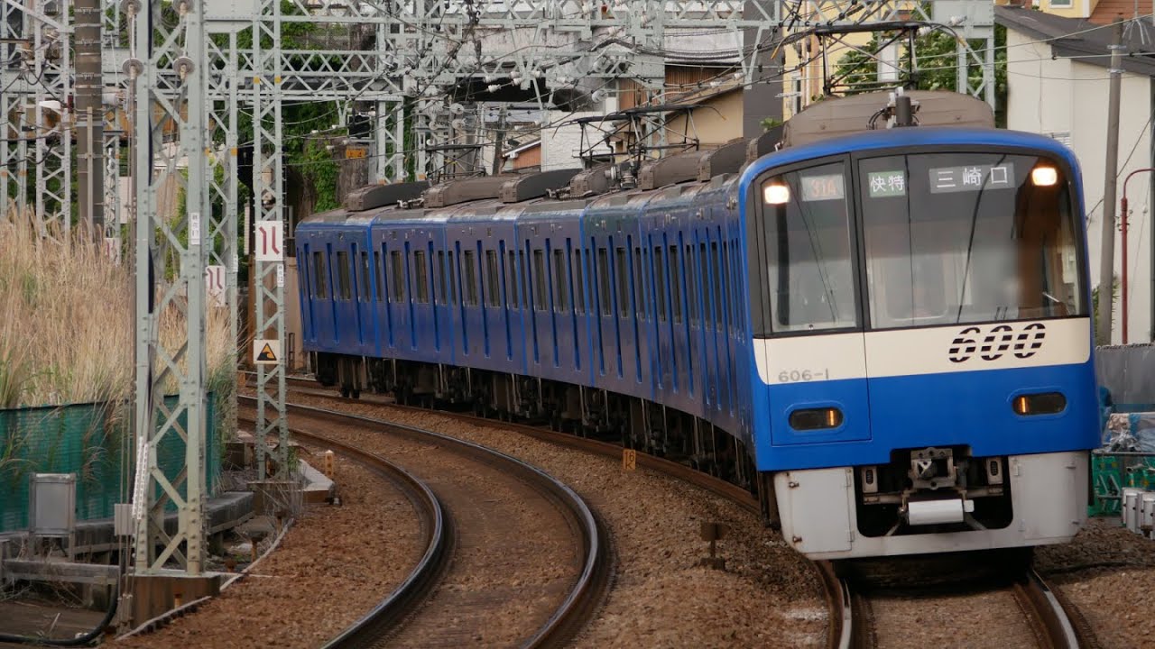 京急電鉄　花月総持寺駅の列車とその速度/The Keikyu Line trains at Kagetsu-sojiji station(running speed)