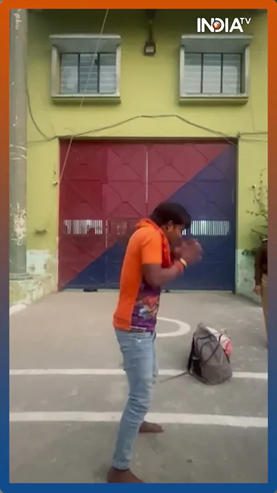 Man Dance Outside the Jail Viral Videos : जेल से बाहर निकलने की खुशी देखिए#viralvideo #viralshorts