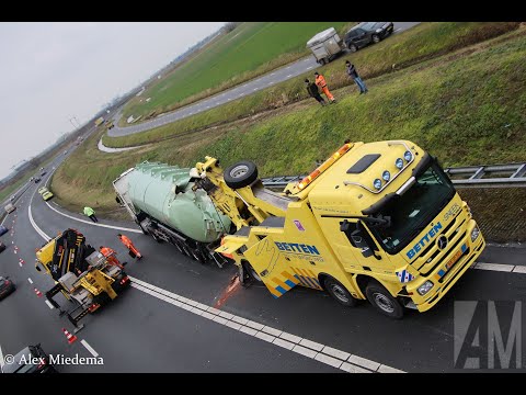 Bulktrailer tegen viaduct A31 bij Leeuwarden