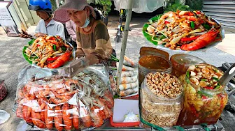 The Peak of Papaya Salad with Crayfish Sold on the Sidewalks of District 1, Going to the Alley to...