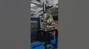 Injection molding machine automatic material taking robot!