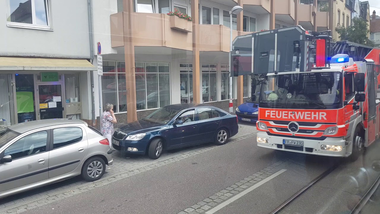 BF Freiburg Löschzug auf Einsatzfahrt - YouTube