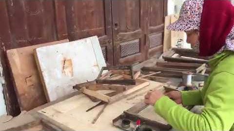 Kỹ thuật nuôi ong mật- Vào nền sáp ( chân tầng ong) với khung cầu tiêu chuẩn