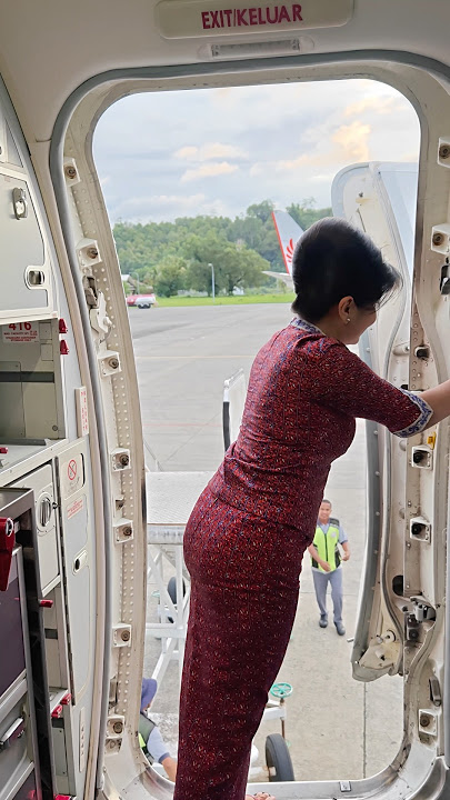 Pramugari Lion Air Tutup Pintu Pesawat 🥰🥰💪💪