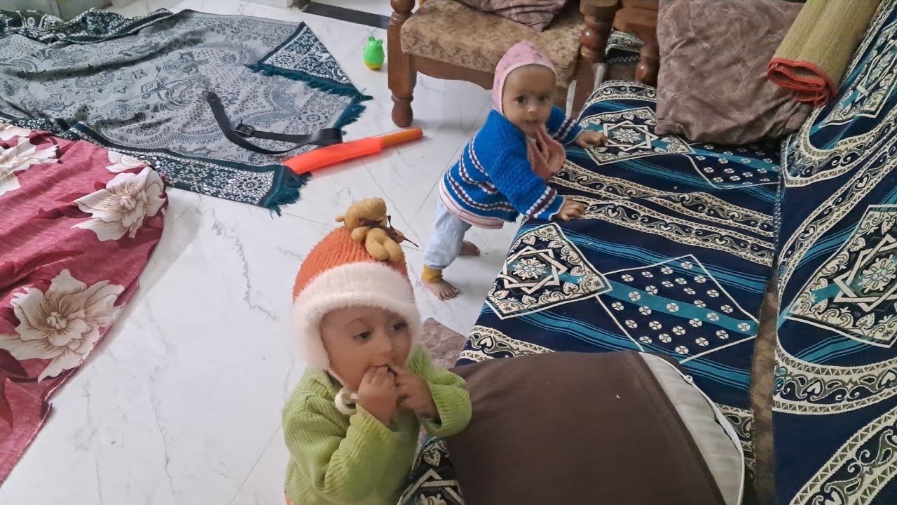 सोफा पकड़ का खेल रहे है दोनों 😍 