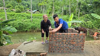 The orphan boy and his grandmother transported sand from the stream and built a water tank