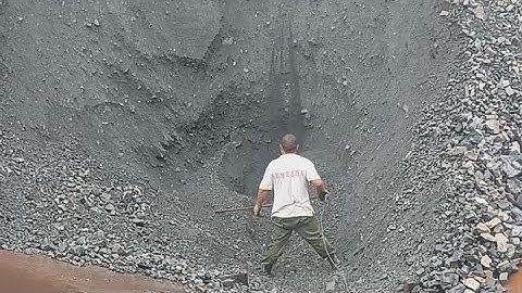 Barge unloads 3200 tons of black iron ore - vlog of work on the barge