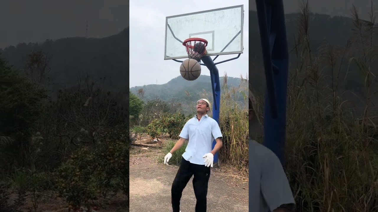 Perform passionate football on the field next to the orchard in Guangxi. Basketball. Basketball.