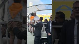 Siempre cercano, León XIV bendice a un niño canario en el Estadio de Gran Canaria