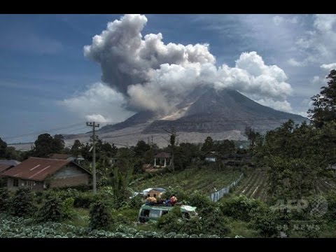 火山活動　インドネシアでも　シナブン山活発化で3000人避難、警戒レベル最高に