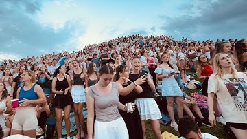 Why Taylor Swift is so popular? Fans cheering for  the concert from hills around the stadium