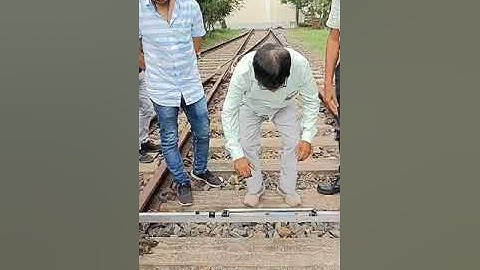 gauge cross level in railway