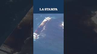 OMAN, la PETROLIERA perde GREGGIO in mare: dall’alto la chiazza nera di 2mila km quadrati