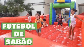 Crianças Jogando Futebol De Sabão No Condominio Exuberance Os Sobrinhos Do Tio Walter